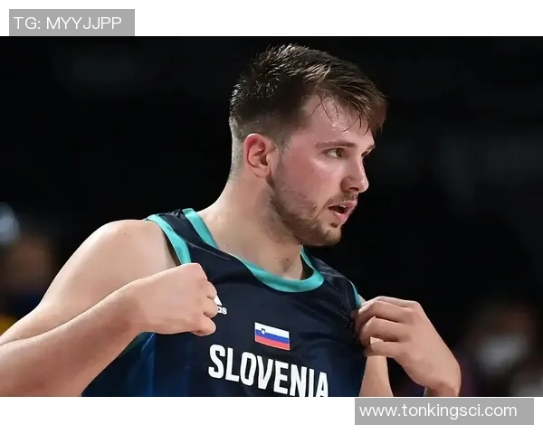 东契奇军训中锋展现绝技失衡抛投成功打成21引发热议