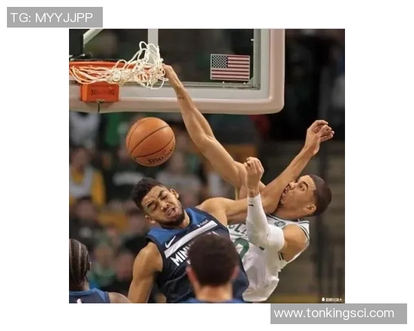 怀特精准助攻助塔图姆完成精彩双手暴扣展现球队默契配合