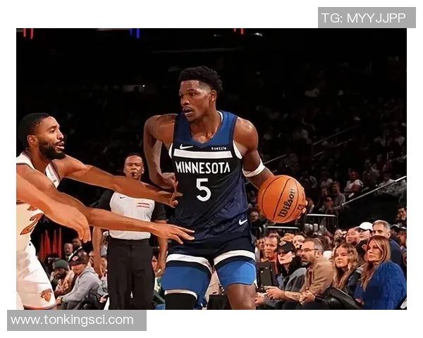 又“无鞋”了~兰德尔转身掉鞋被迫传球 爱德华兹高难急停后仰中投