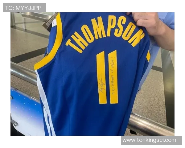 汤普森主场客场持续为球迷签名