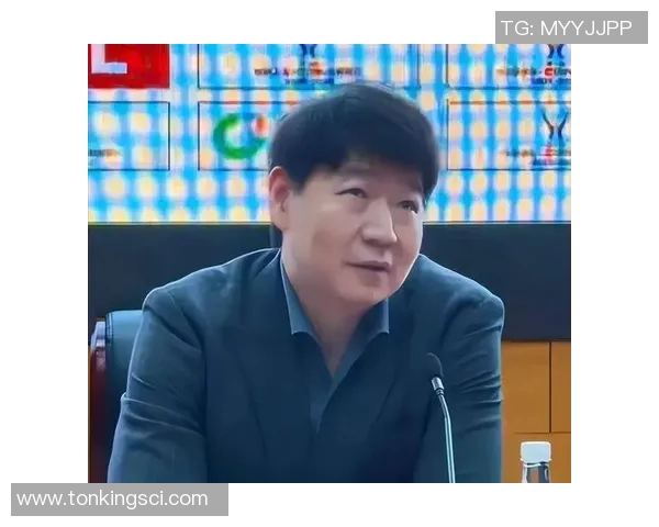 上海大胜山东后，卢伟满脸笑容说：有“4个弗格”，邱彪面色严肃